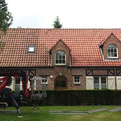 Verschil gereinigd en onbehandeld dak (met hoogwerker: beperkte loop op het dak)