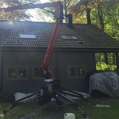 Reinigen van dak met eigen hoogwerker