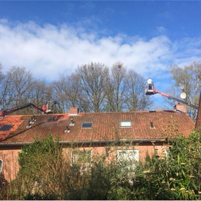 Hoogerheide, mbv eigen hoogwerkers wordt het dak gereinigd